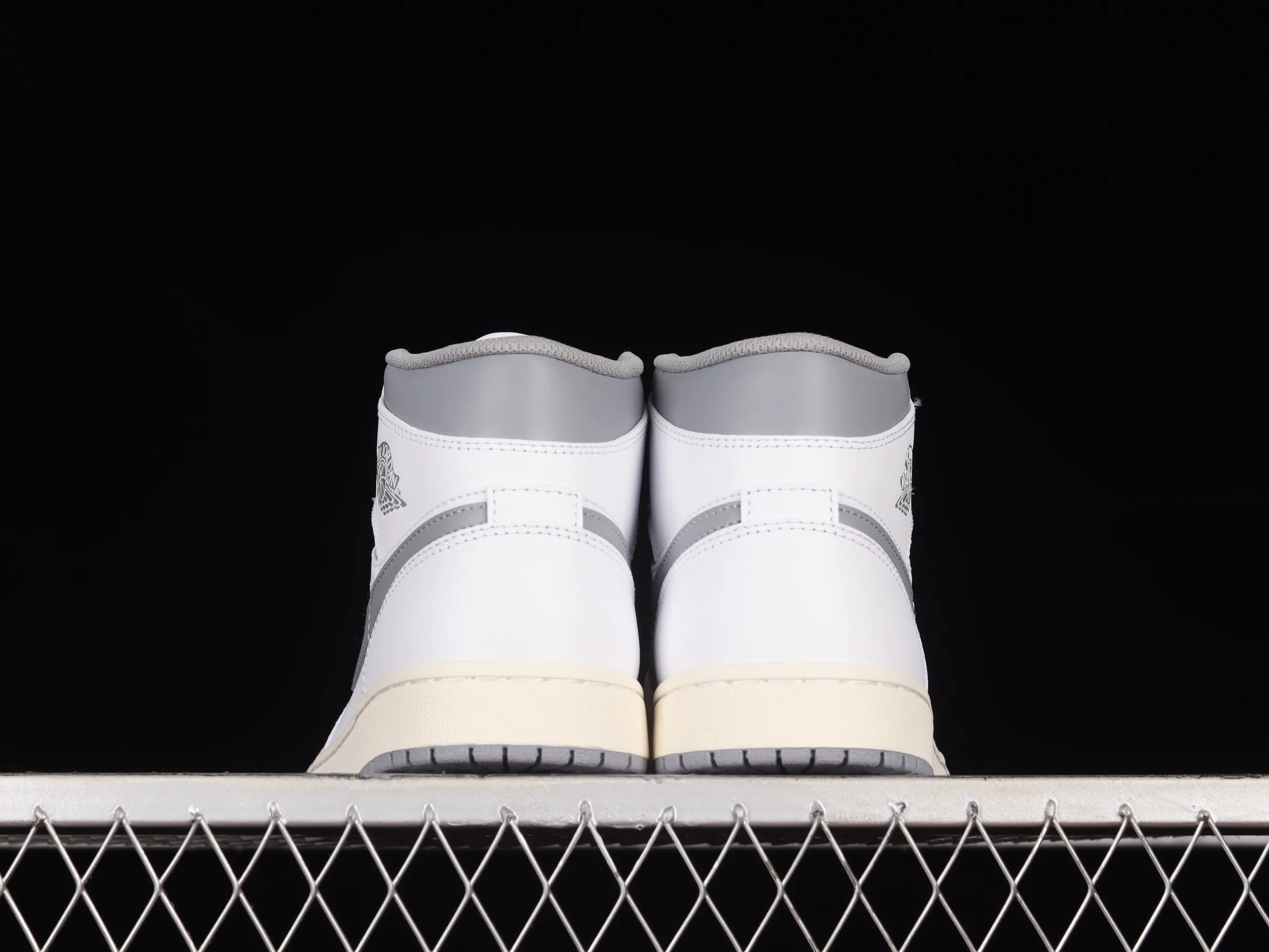All categories Air Jordan Jordan series basketball shoes Air Jordan 1 Mid G version pure original Air Jordan 1 Mid "Vintage Grey" AJ1 Joe 1 white gray mid-top basketball shoes 554724-135